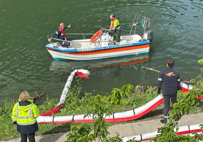 Trabajos para comprobar la ubicación del helicóptero y tratar de sacarlo del agua.
