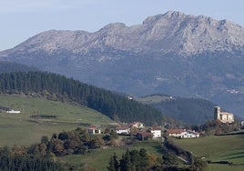 Rescatada en helicóptero una mujer tras resbalar cuando descendía el monte Udalaitz