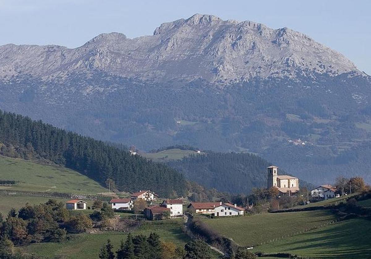 Rescatada en helicóptero una mujer tras resbalar cuando descendía el monte Udalaitz