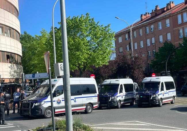 Furgonetas de la Ertzaintza durante el operativo.