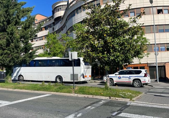 Uno de los autobuses retenidos en Portal de Castilla.
