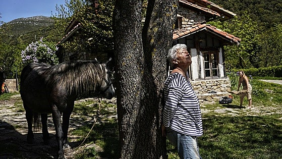 Lakabe, la ecoaldea navarra que nació en Bilbao: «Aquí no notamos el apagón»