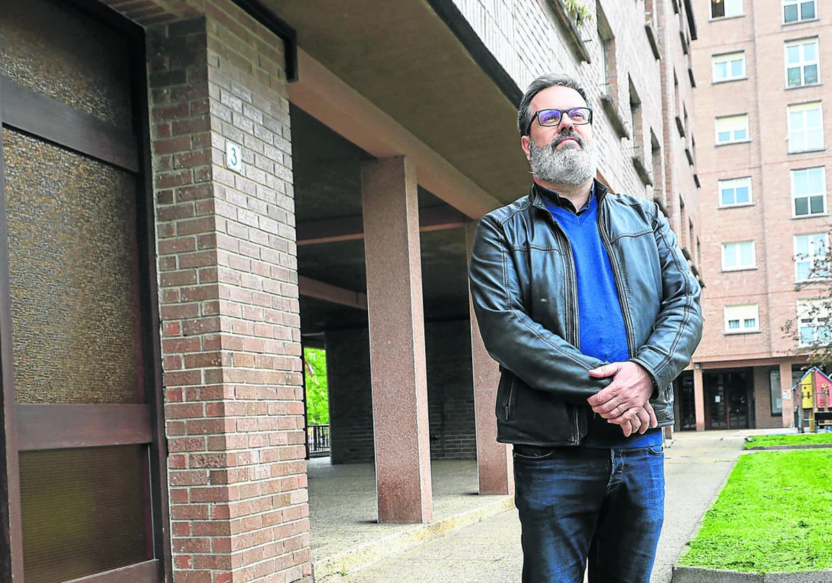 Alain López de Lacalle, junto a su portal en Andoain, en el lugar donde ETA asesinó a su padre, el 7 de mayo de 2000.