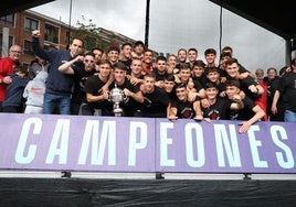 Jugadores del Arenas celebran el ascenso.