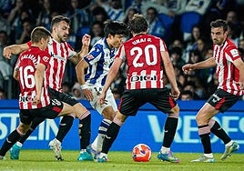 Take Kubo trata de zafarse de varios rivales del Athletic.