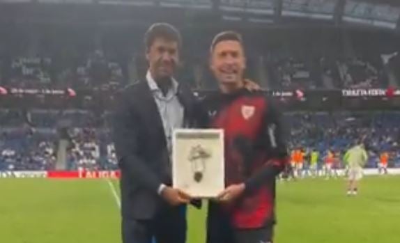 El tributo de la Real a De Marcos en su último derbi: «de leyenda a leyenda»
