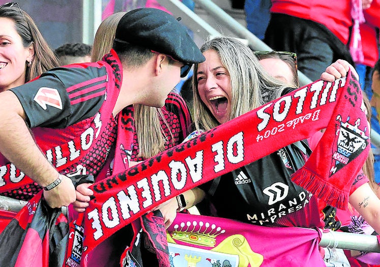 Hinchas jabatos, desatados tras el gol del punta.