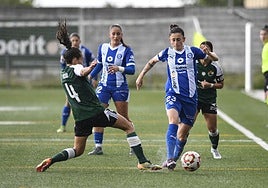 Marta Sanadri evita la entrada de una rival.