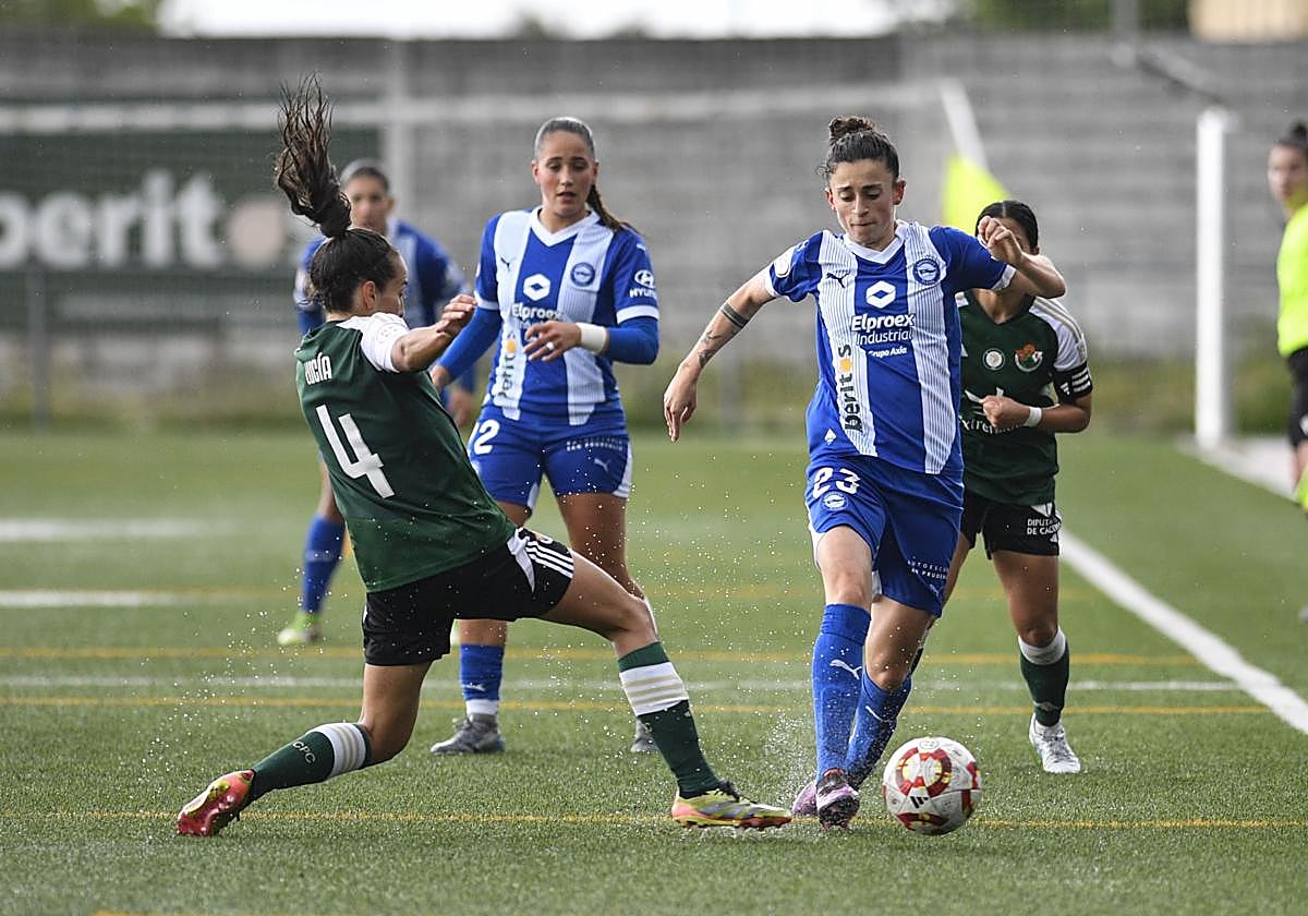 Marta Sanadri evita la entrada de una rival.
