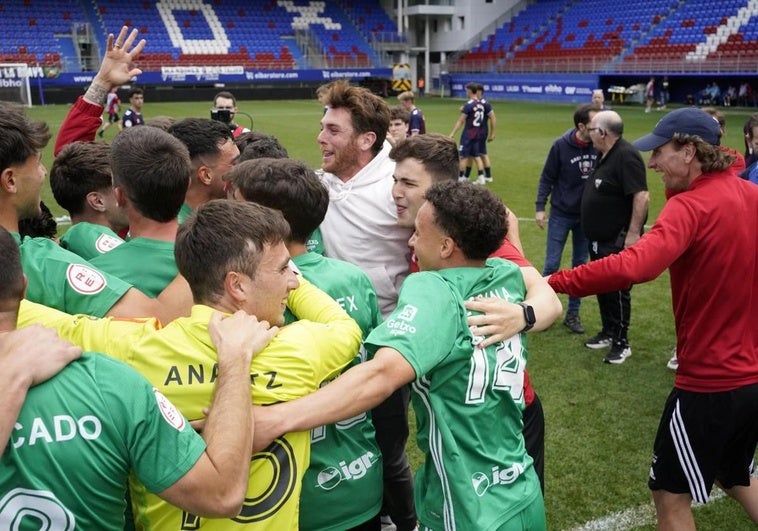 Jugadores del Arenas celebran el ascenso.
