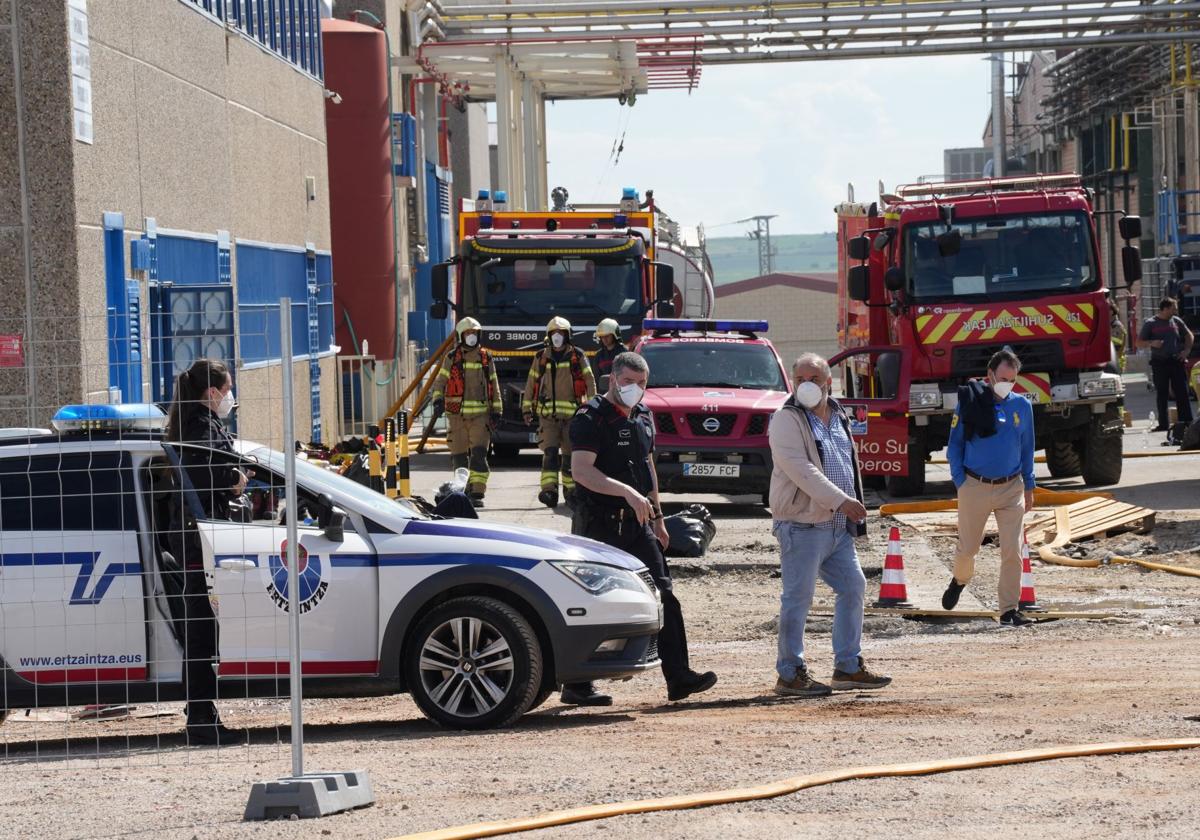 Un incendio de madrugada causa cuantiosos daños en una empresa de resinas en Oion