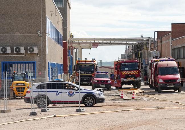 Servicios de emergencia en el lugar del incendio en la mañana de este domingo.