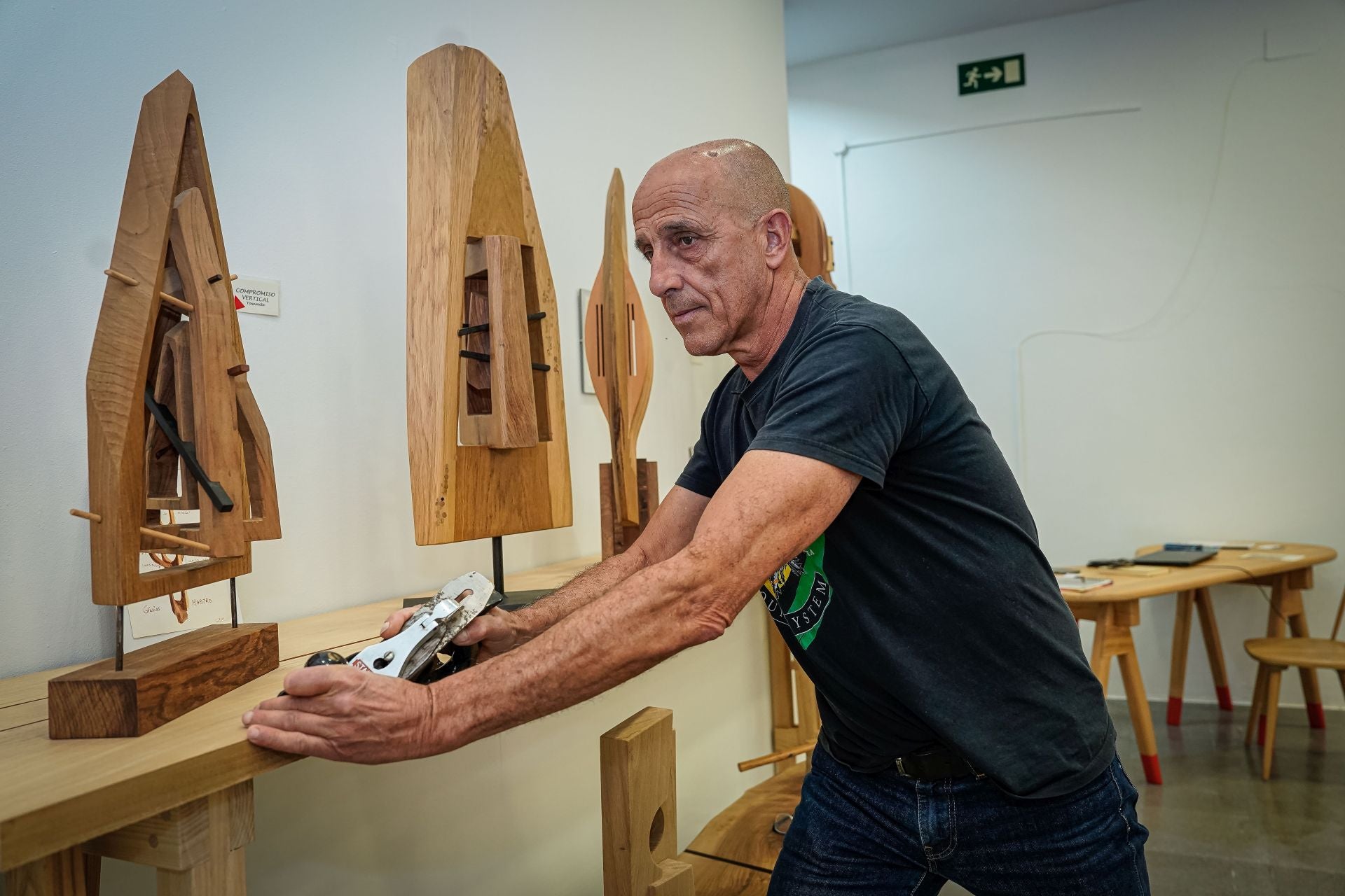Marcos, el carpintero que ha abierto una tienda efímera en Bilbao con sus exitosas esculturas de madera