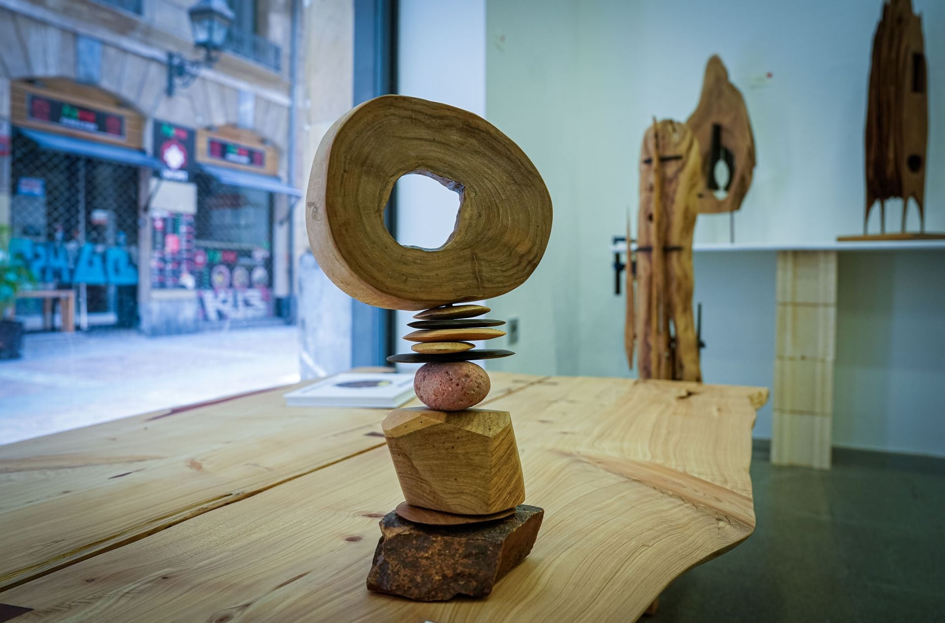 Marcos, el carpintero que ha abierto una tienda efímera en Bilbao con sus exitosas esculturas de madera