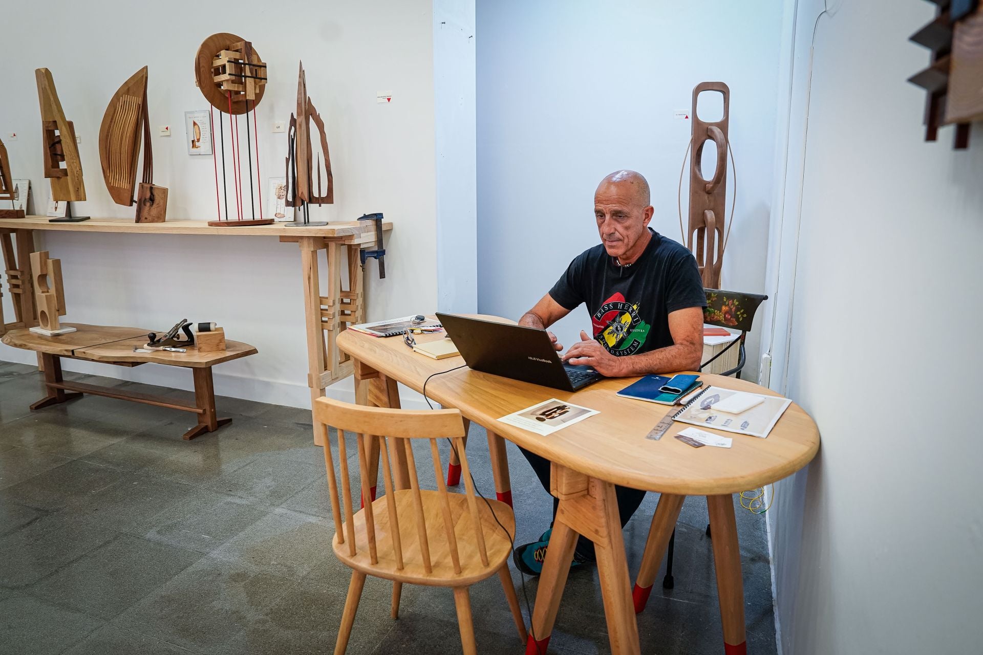 Marcos, el carpintero que ha abierto una tienda efímera en Bilbao con sus exitosas esculturas de madera