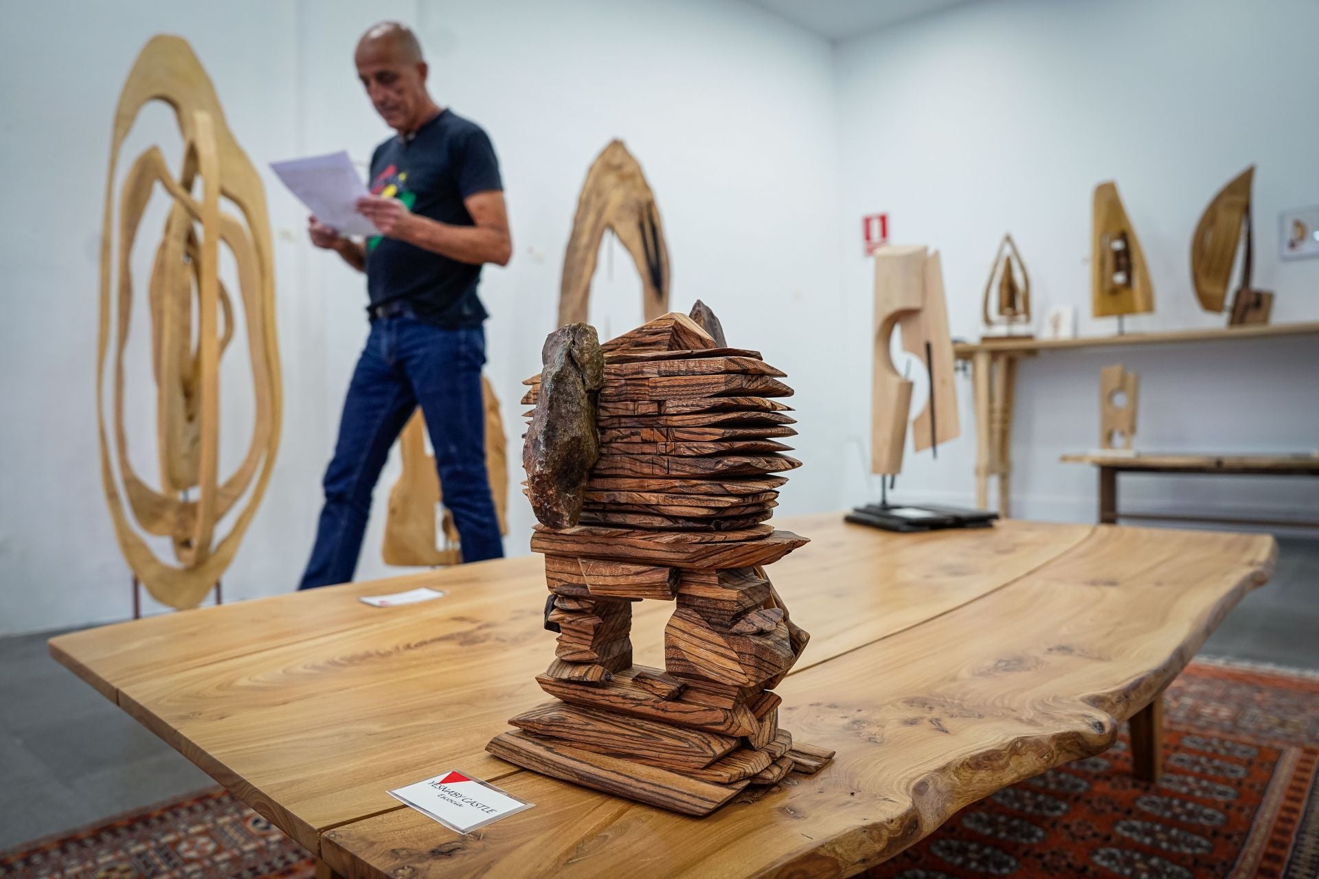 Marcos, el carpintero que ha abierto una tienda efímera en Bilbao con sus exitosas esculturas de madera