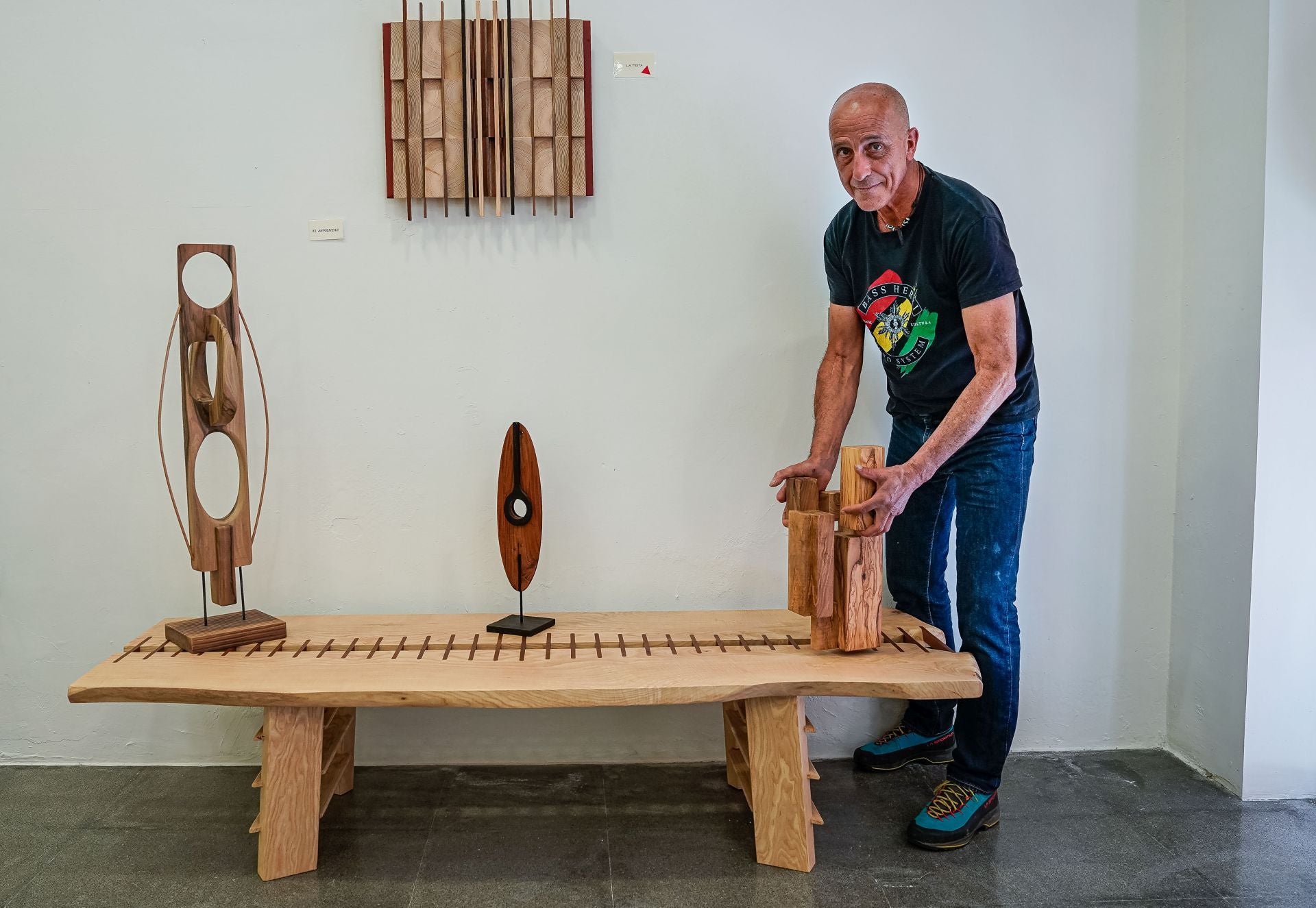 Marcos, el carpintero que ha abierto una tienda efímera en Bilbao con sus exitosas esculturas de madera