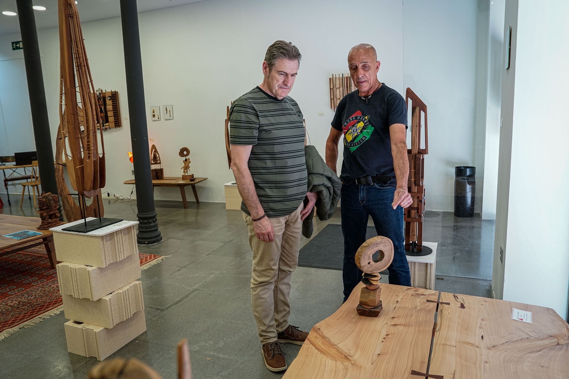 Marcos, el carpintero que ha abierto una tienda efímera en Bilbao con sus exitosas esculturas de madera