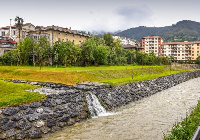 Vista general del nuevo cauce del río Nervión y la desembocadura del arroyo Aldaikoerreka.