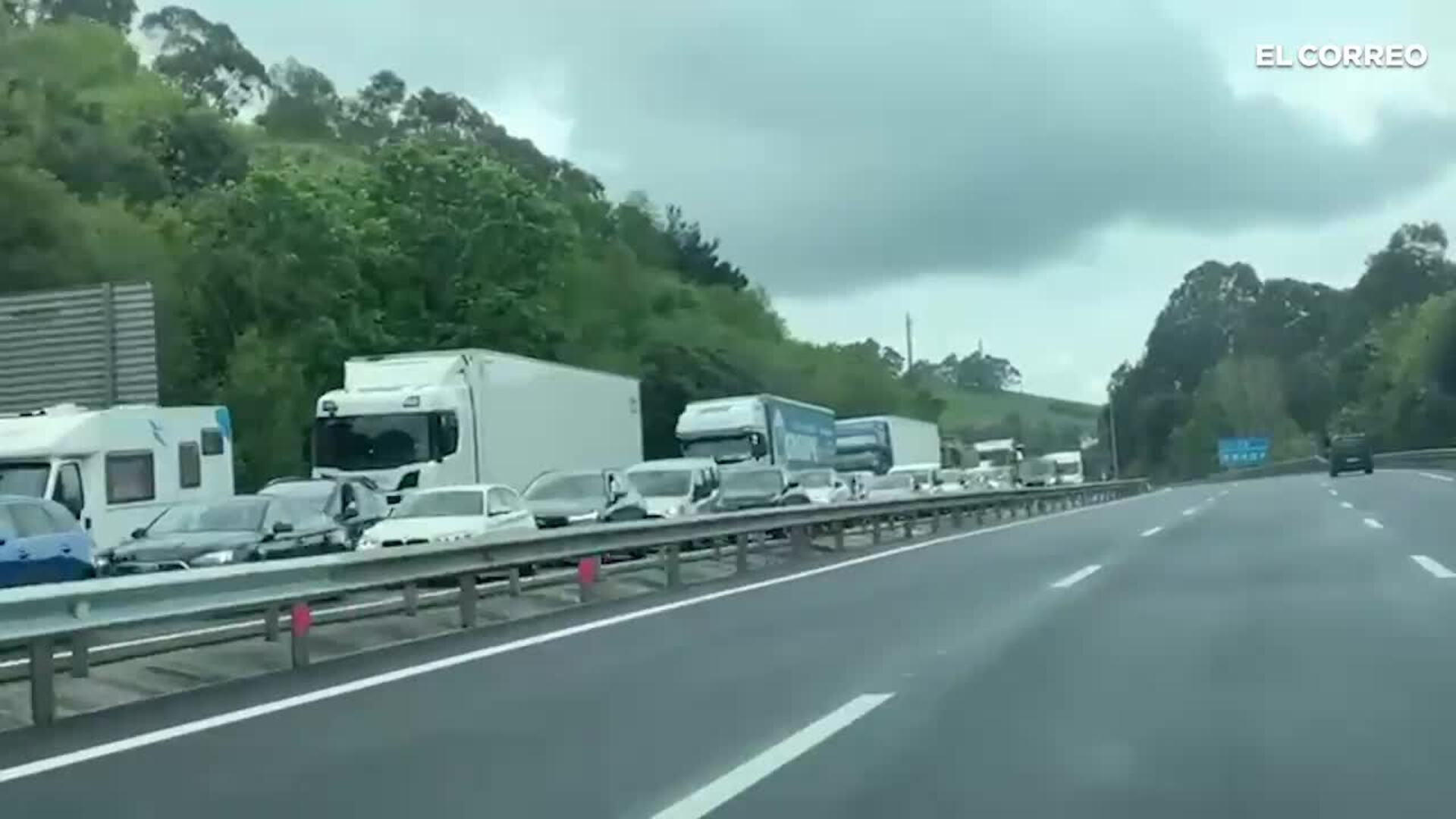 Retenciones kilométricas en la A-8 por un accidente con dos heridos en Muskiz