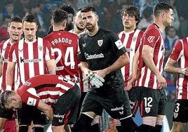 Los jugadores del Athletic, durante el último derbi en Anoeta.