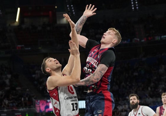 Sulejmanovic firmó 12 puntos y 7 rebotes el sábado en el Buesa Arena. En la imagen, trata de incomodar un tiro de Luka Samanic.