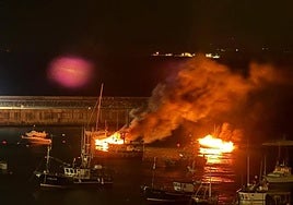 Arden varias embarcaciones en el Puerto de Castro y dos se van a pique
