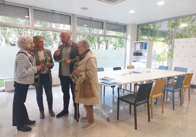 La alcaldesa, Amaia del Campo, con el concejal de Acción Social, Mikel Antizar, y dos mayores de Barakaldo.