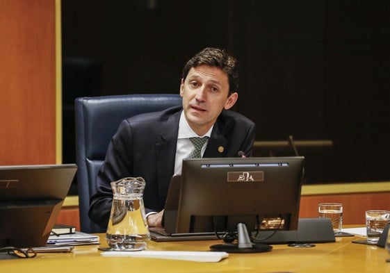 El consejero de Hacienda y Finanzas, Noël d'Anjou, durante la comisión celebrada este lunes en el Parlamento Vasco.