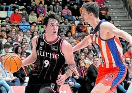 Rubén Domínguez anotó 35 puntos, con un ocho de diez en triples, en la victoria del Surne en La Coruña.