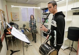 Musiketxea enseña desde 1990 txistu, alboka o txalaparta.