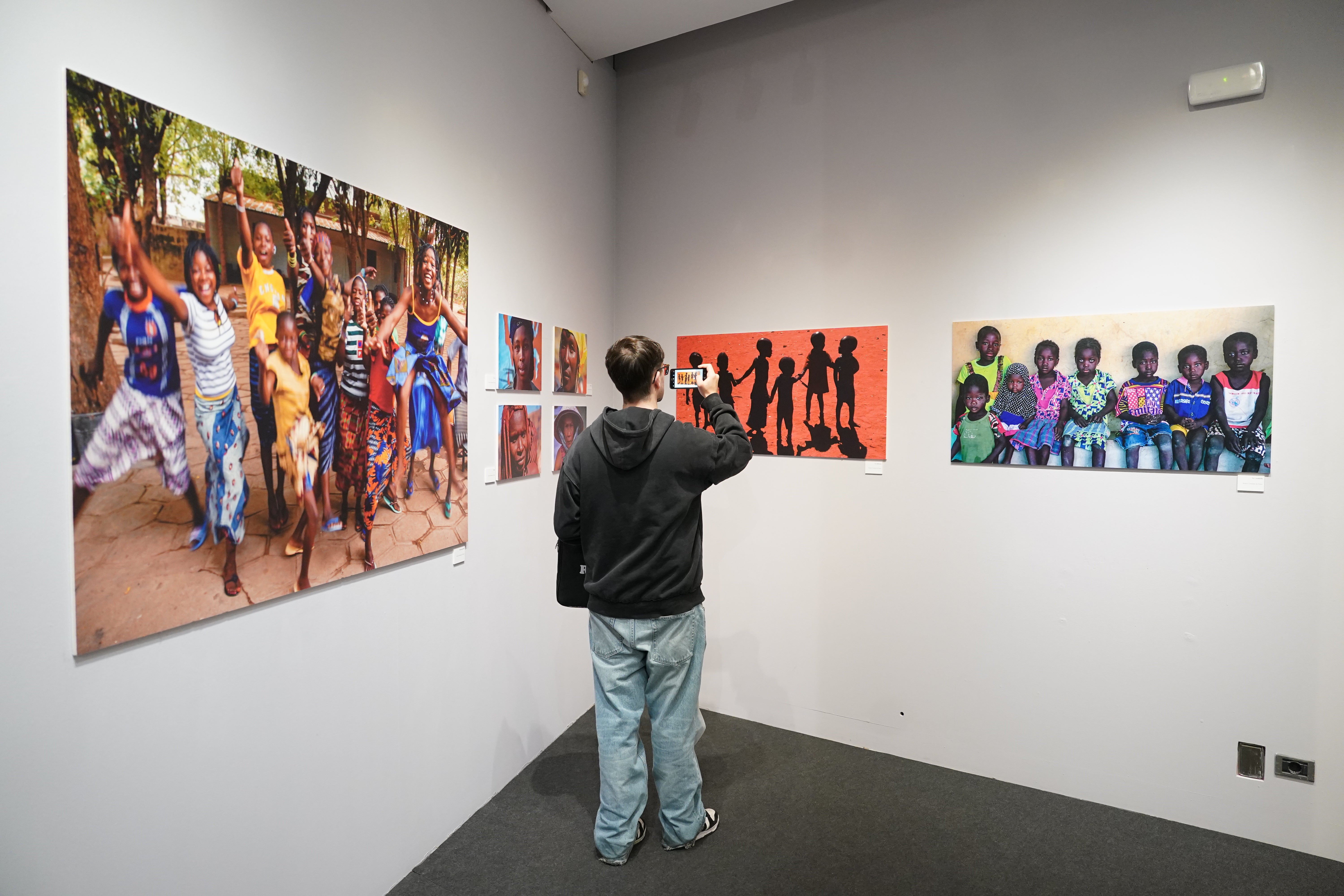 Espacio de la exposición en que se muestran las fotos del pediatra jubilado Roberto Fernández de Pinedo.