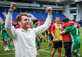 Ibai Gómez, manteado por los jugadores de su equipo.