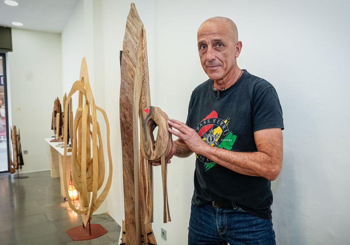 Marcos, el carpintero que ha abierto una tienda efímera en Bilbao con sus exitosas esculturas de madera.