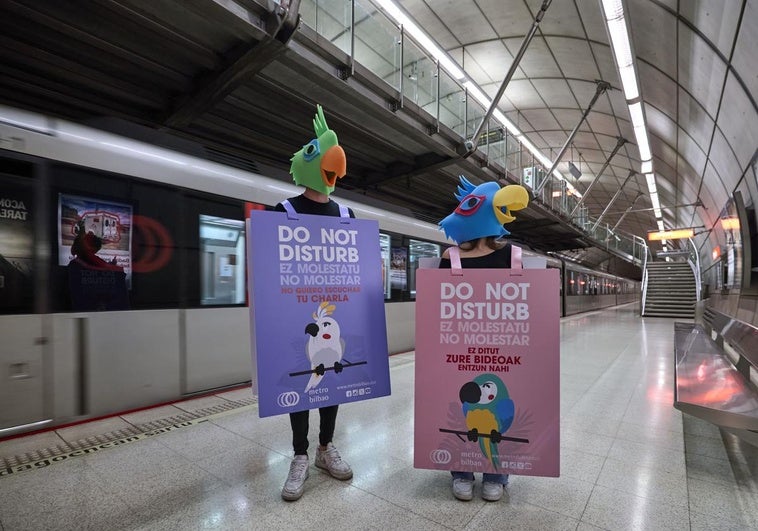 Loros y cotorras para pedir a los viajeros del metro que no molesten