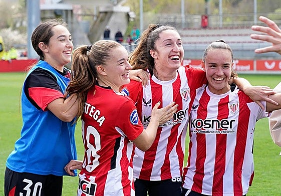Miranda es la segunda por la derecha, acompañada por Nerea Nevado, Sara Ortega y Daniela Agote.