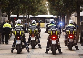 Varios agentes de la Policía Local patrullan en moto por el centro de Vitoria.