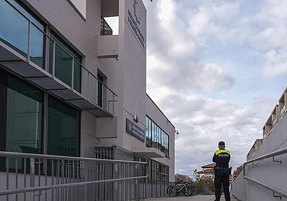 Un agente de la Policía Local, en el exterior de la comisaría de José Erbina.
