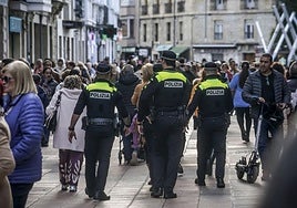 Agentes de la Policía Local patrullan por el centro de Vitoria