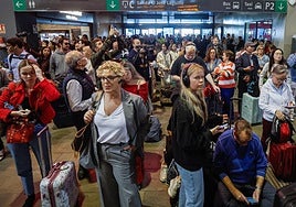 Cientos de viajeros aguardan en la estación de tren de Santa Justa en Sevilla.