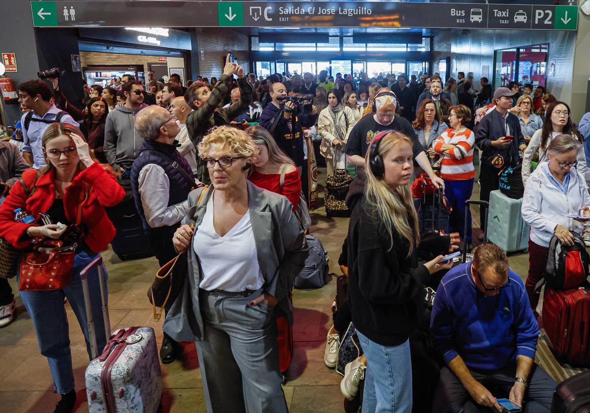 Cientos de viajeros aguardan en la estación de tren de Santa Justa en Sevilla.