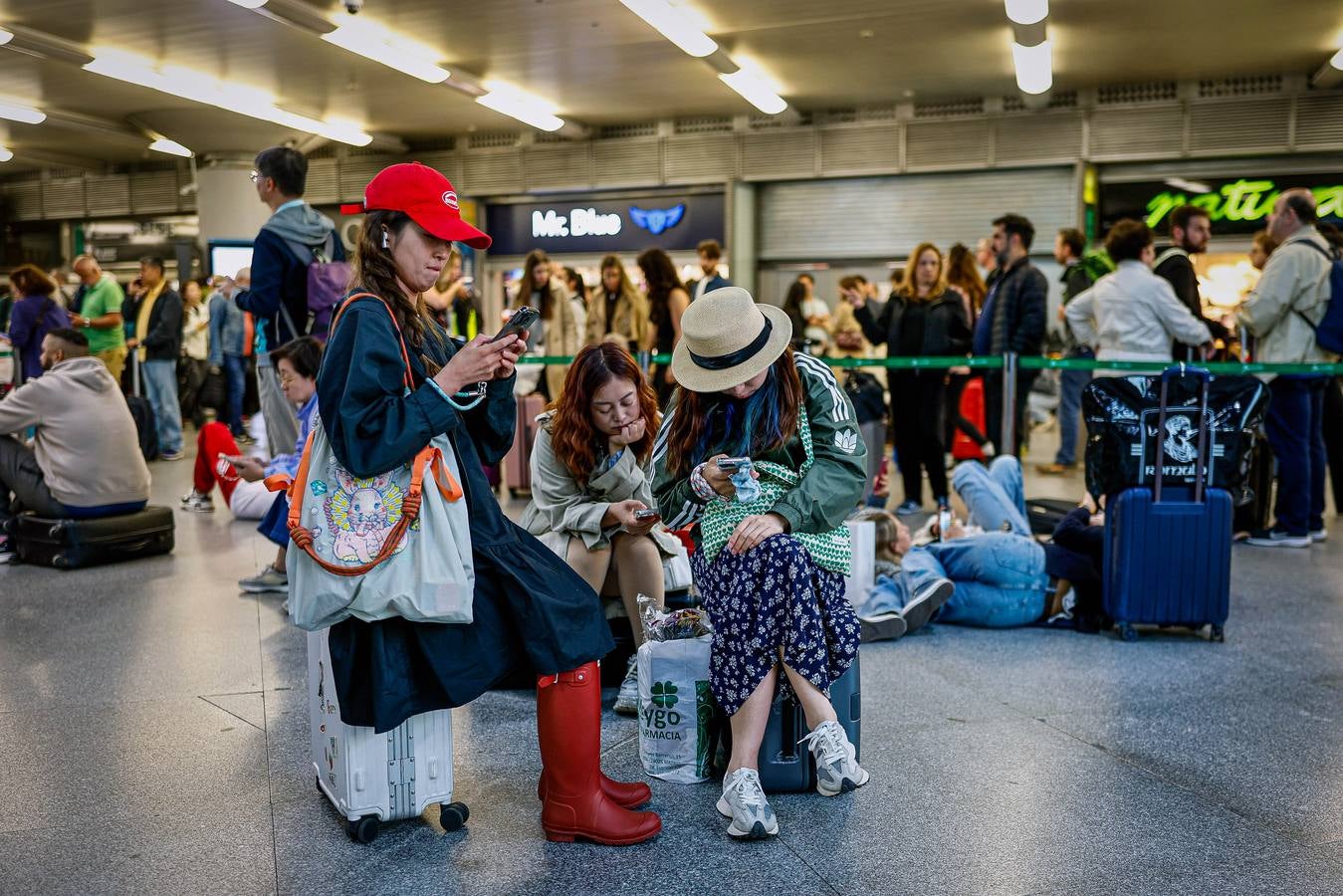 Miles de viajeros afectados por el sabotaje en las estaciones de Atocha (Madrid) y Santa Justa (Sevilla)