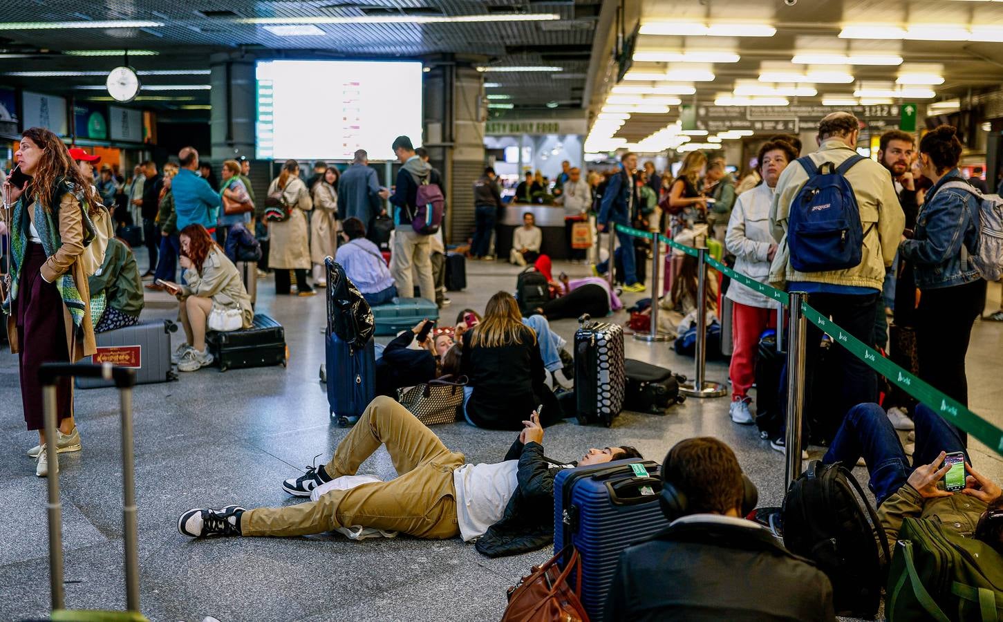 Miles de viajeros afectados por el sabotaje en las estaciones de Atocha (Madrid) y Santa Justa (Sevilla)