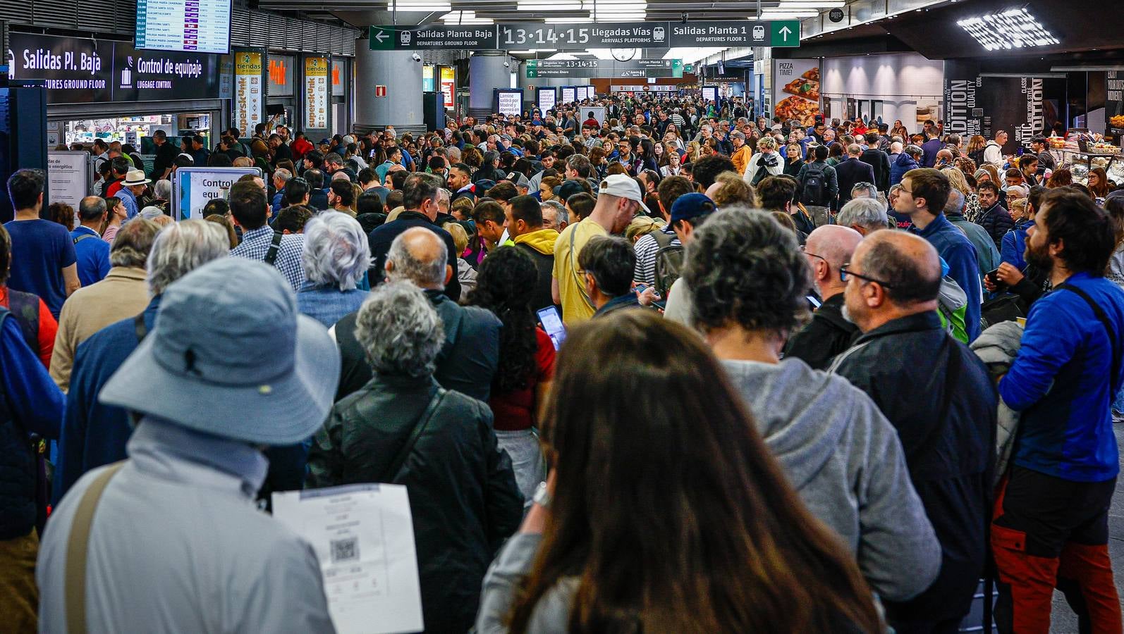 Miles de viajeros afectados por el sabotaje en las estaciones de Atocha (Madrid) y Santa Justa (Sevilla)