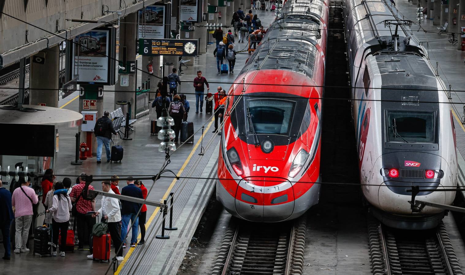 Miles de viajeros afectados por el sabotaje en las estaciones de Atocha (Madrid) y Santa Justa (Sevilla)