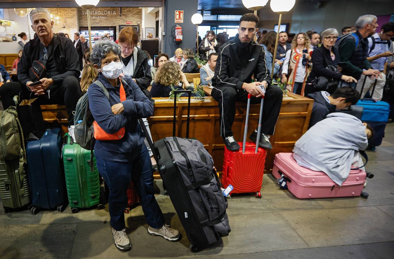 Miles de viajeros afectados por el sabotaje en las estaciones de Atocha (Madrid) y Santa Justa (Sevilla)