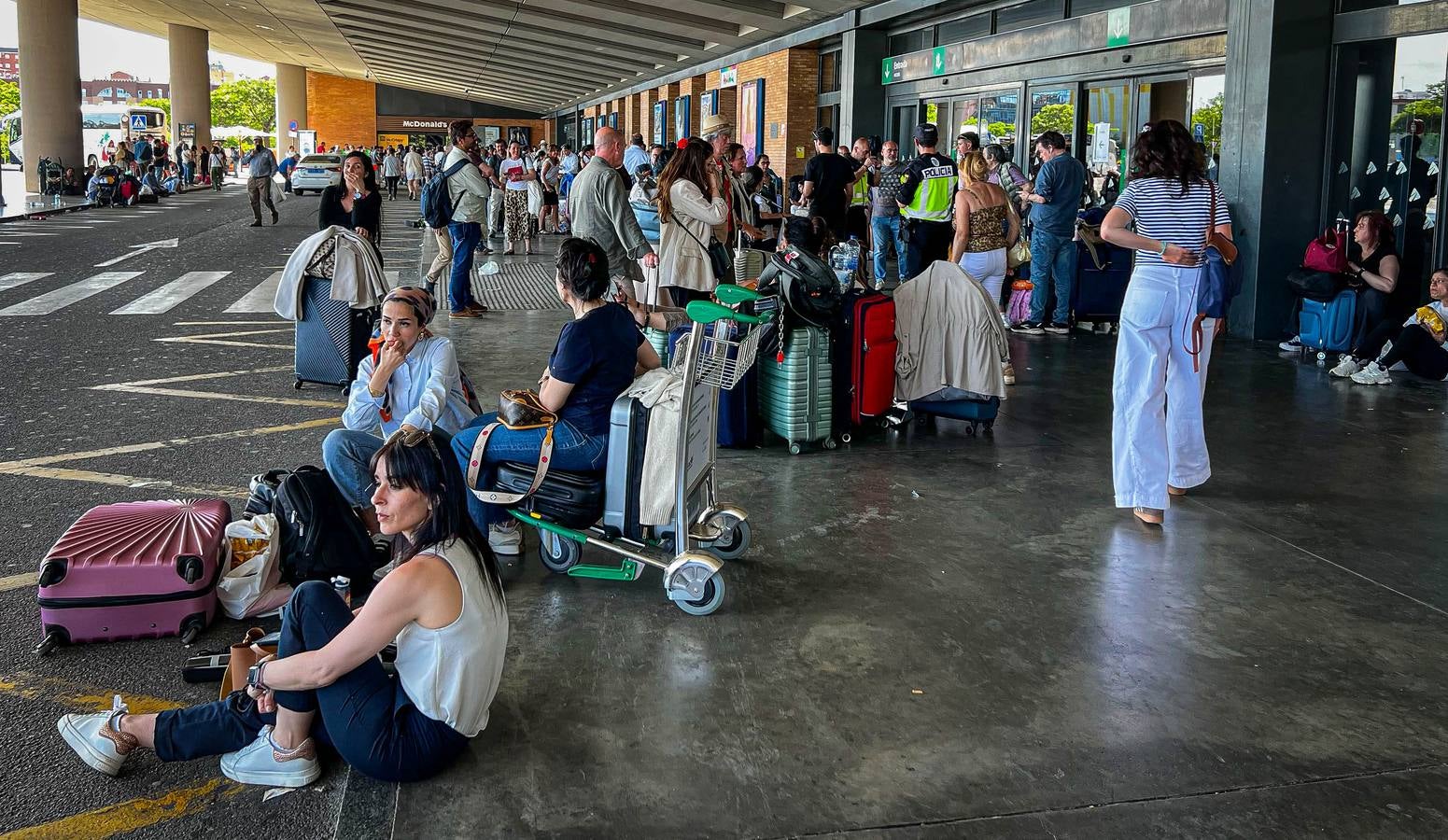 Miles de viajeros afectados por el sabotaje en las estaciones de Atocha (Madrid) y Santa Justa (Sevilla)