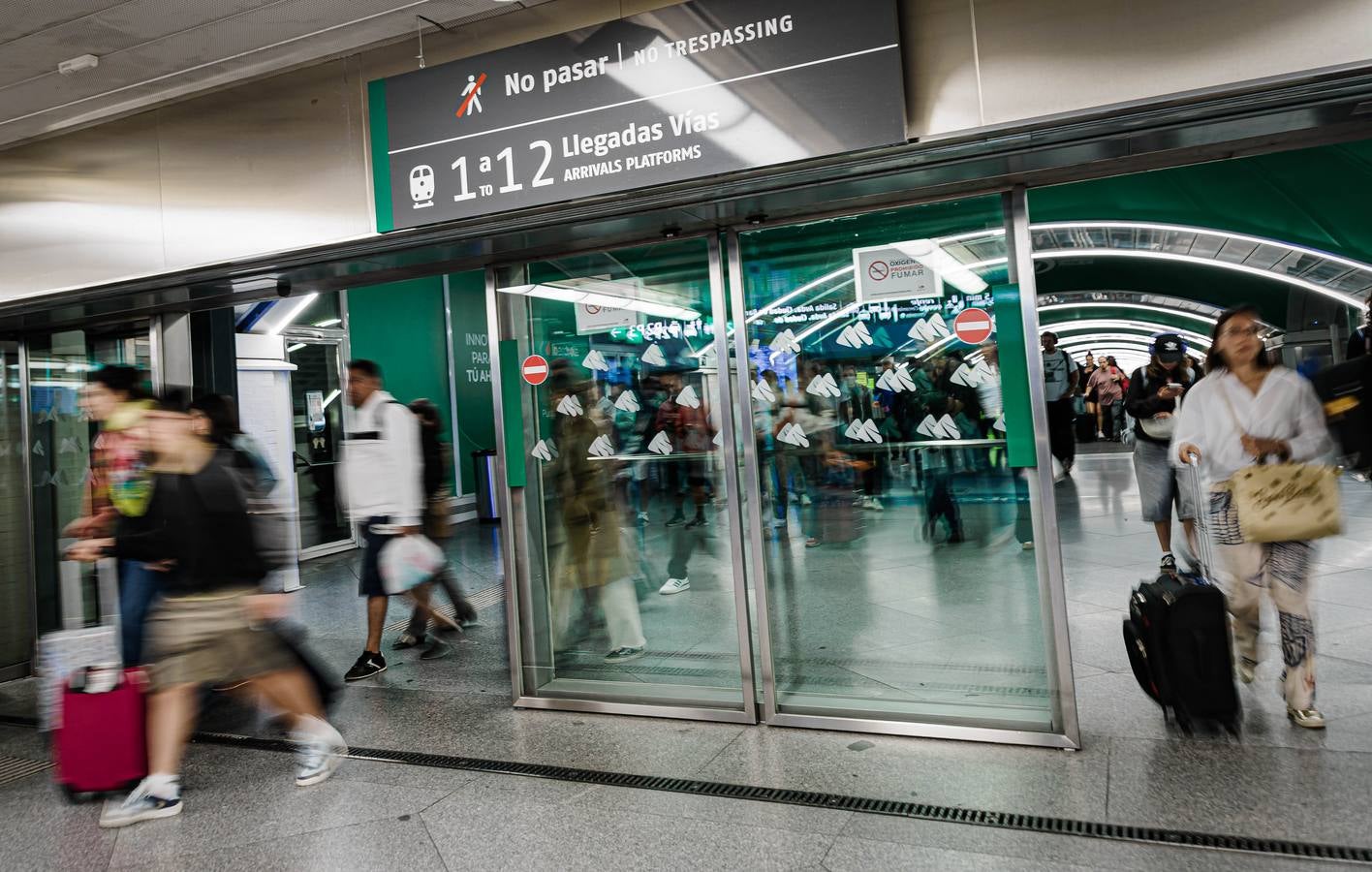 Miles de viajeros afectados por el sabotaje en las estaciones de Atocha (Madrid) y Santa Justa (Sevilla)