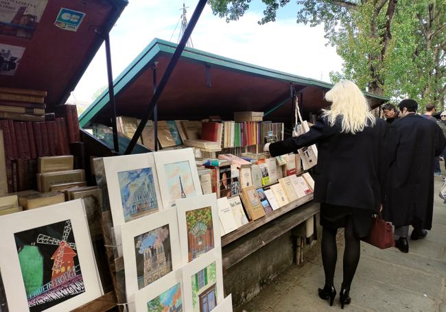 Vendedores de libros y láminas se acumulan en las orillas del Sena