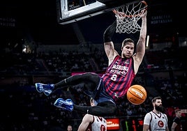 Sedekerskis machaca la canasta rival en el duelo ante el Girona.
